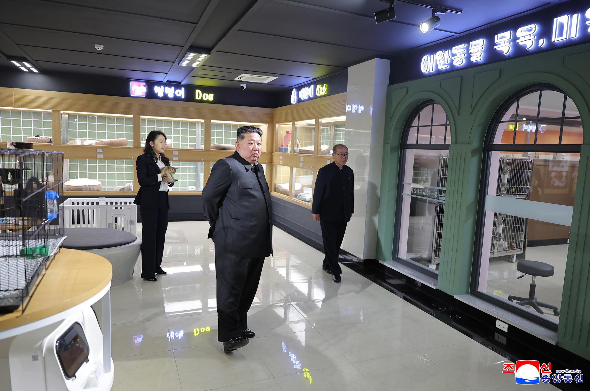 Уважаемый товарищ Ким Чен Ын осмотрел ряд сервисных учреждений на 4 участке Хвасона в преддверии их открытия