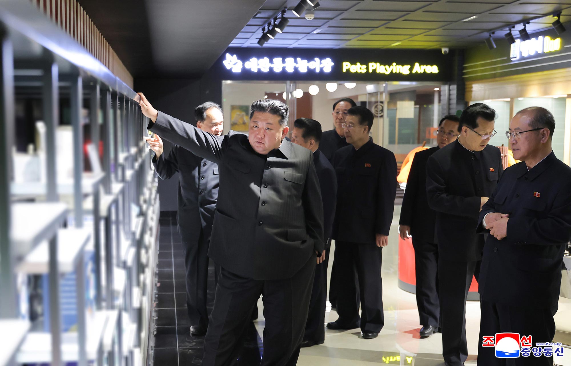 Уважаемый товарищ Ким Чен Ын осмотрел ряд сервисных учреждений на 4 участке Хвасона в преддверии их открытия
