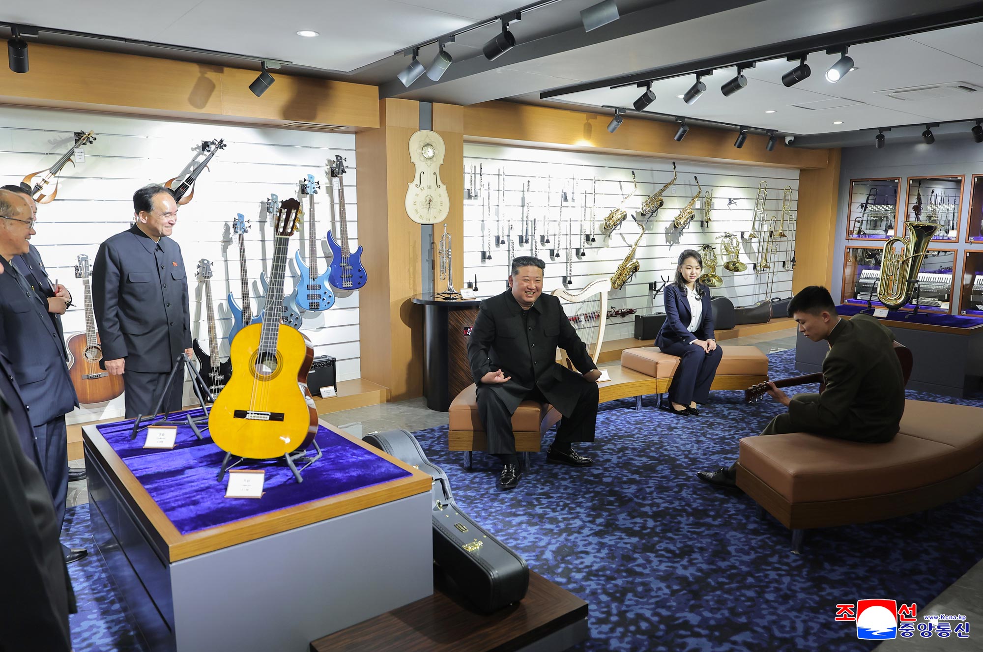 Уважаемый товарищ Ким Чен Ын осмотрел ряд сервисных учреждений на 4 участке Хвасона в преддверии их открытия