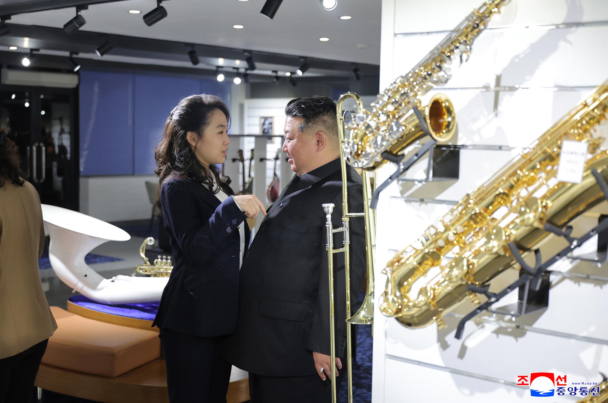 Уважаемый товарищ Ким Чен Ын осмотрел ряд сервисных учреждений на 4 участке Хвасона в преддверии их открытия