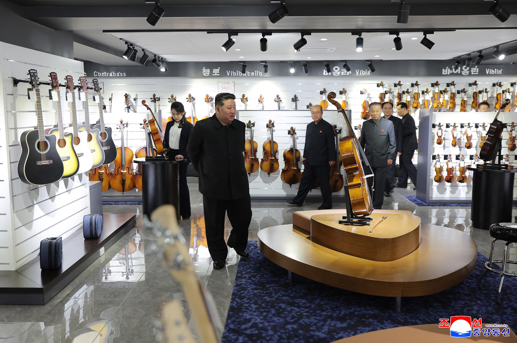 Уважаемый товарищ Ким Чен Ын осмотрел ряд сервисных учреждений на 4 участке Хвасона в преддверии их открытия