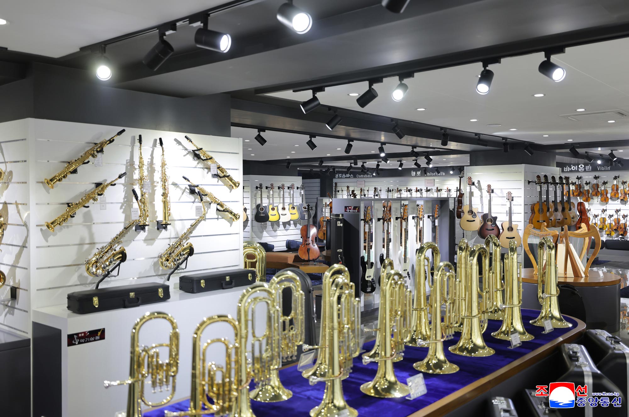 Уважаемый товарищ Ким Чен Ын осмотрел ряд сервисных учреждений на 4 участке Хвасона в преддверии их открытия