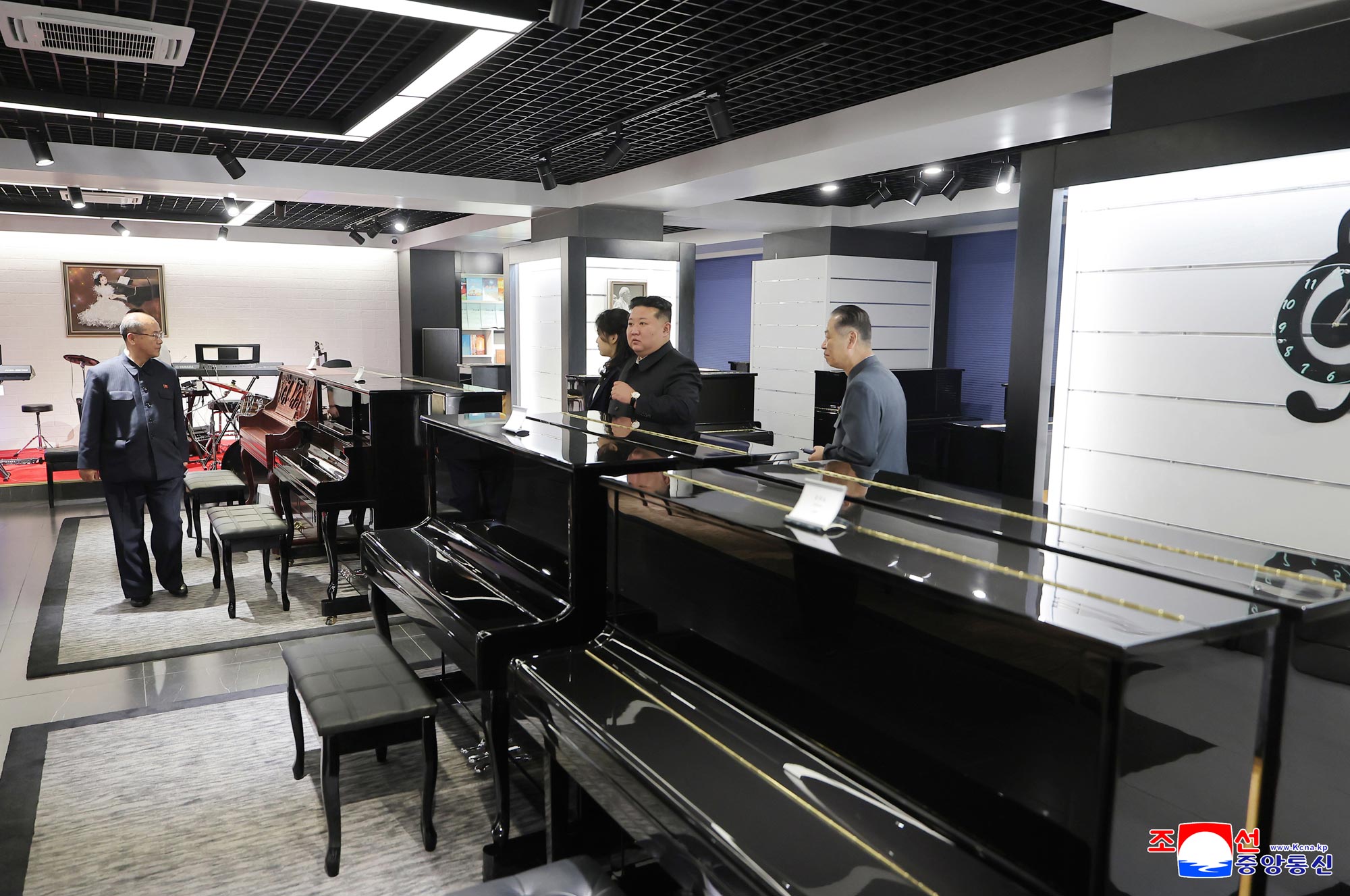 Уважаемый товарищ Ким Чен Ын осмотрел ряд сервисных учреждений на 4 участке Хвасона в преддверии их открытия